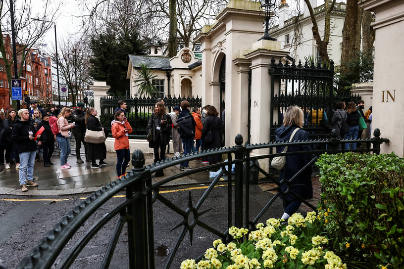 Лондон, Британия. Избиратели возле российского посольства