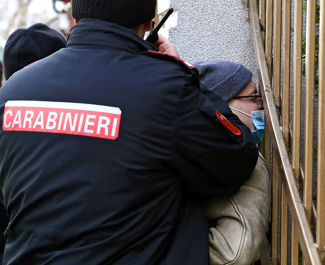 Кишинев, Молдавия. Задержание мужчины, перебросившего через забор посольства России емкость с зажигательной смесью