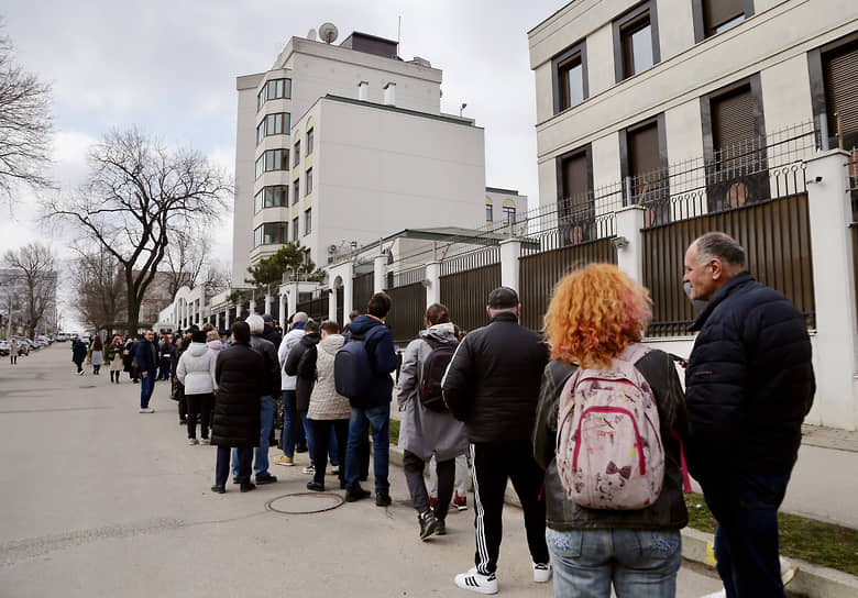 Кишинев, Молдавия. Очередь на избирательный участок в посольстве России