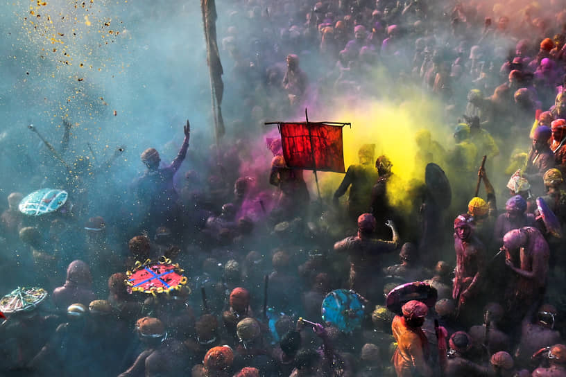 Нандгоан, Индия. Местные жители на индуистском празднике Латмар Холи 