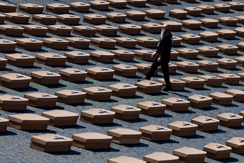 Рим. Инсталляция в виде 1040 картонных гробов, организованная Итальянским профсоюзом труда и символизирующая количество жертв, погибших на различных производствах в 2023 году 