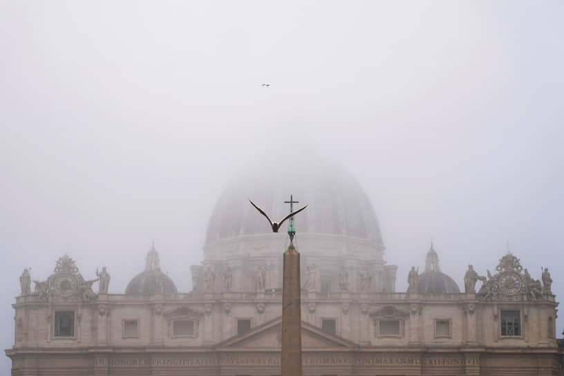 Ватикан. Туман над куполом собора Святого Петра 