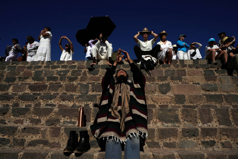 Теотиуакан, Мексика. Люди смотрят на солнце во время празднования весеннего равноденствия рядом с пирамидами ацтеков