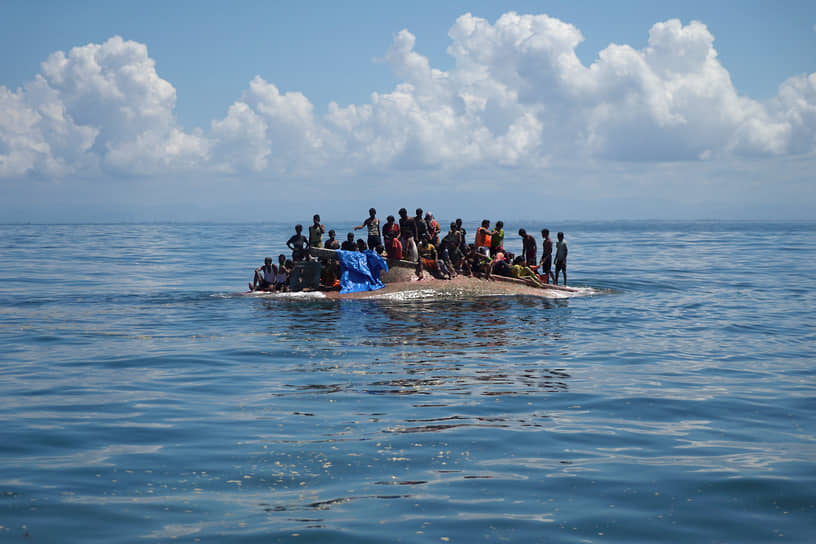 Западный Ачех, Индонезия. Беженцы рохинджа ожидают помощи на перевернувшейся лодке 