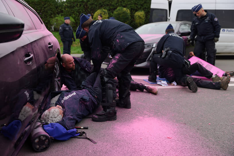 Брюссель, Бельгия. Полицейские задерживают экоактивистов, протестующих против саммита по атомной энергии