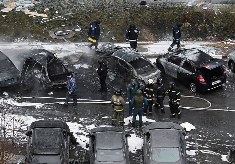 Сгоревшие автомобили во дворе жилого дома