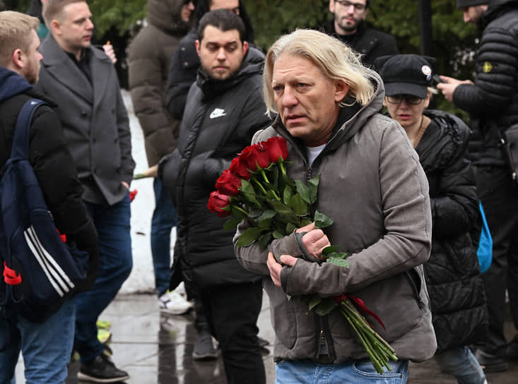 Телеведущий, продюсер Александр Олейников (в центре)