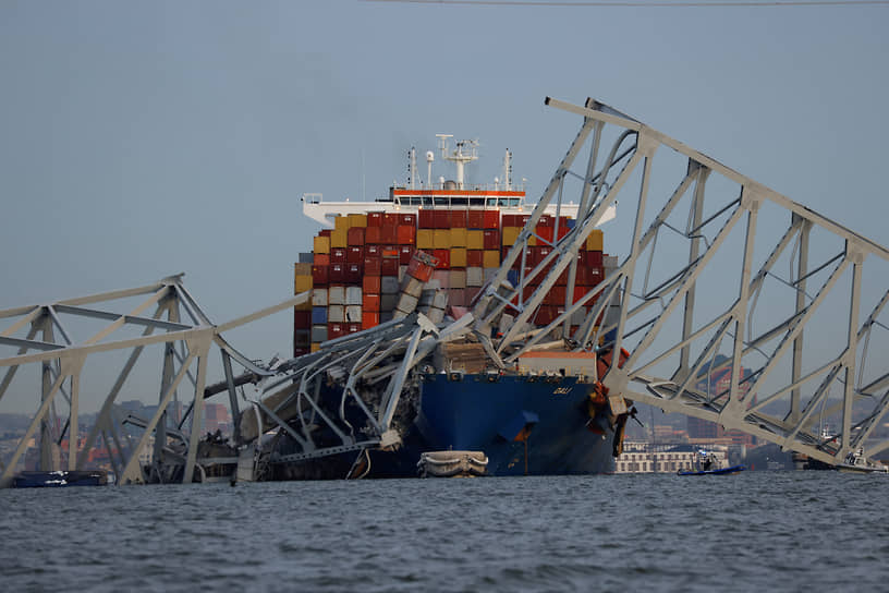 Балтимор, США. Грузовое судно, которое врезалось в обрушившийся мост Фрэнсиса Скотта Ки над рекой Патапско