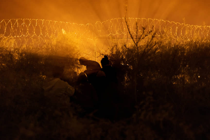 Эль-Пасо, США. Мужчина разрезает забор с колючей проволокой для группы мигрантов из Южной и Центральной Америки