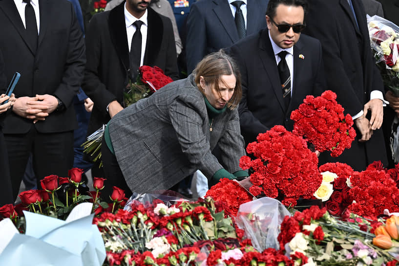 Посол США Линн Трейси возложила цветы