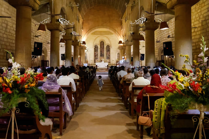 Карачи, Пакистан. Собор Святой Троицы во время пасхальной службы 