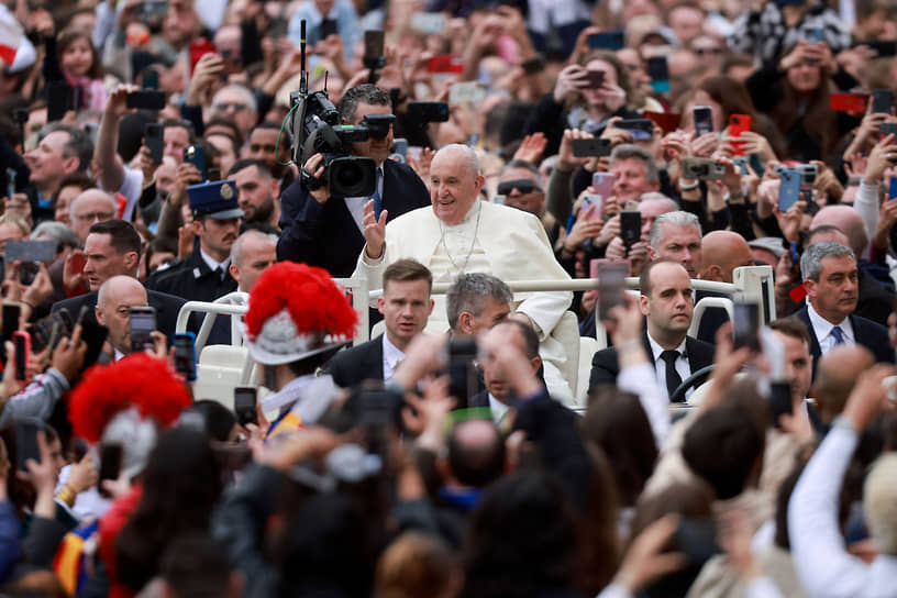 Ватикан. Папа римский Франциск (в центре) приветствует католиков 