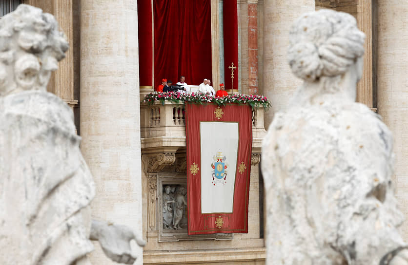 Ватикан. Папа римский Франциск (в центре) зачитывает пасхальное обращение к католикам