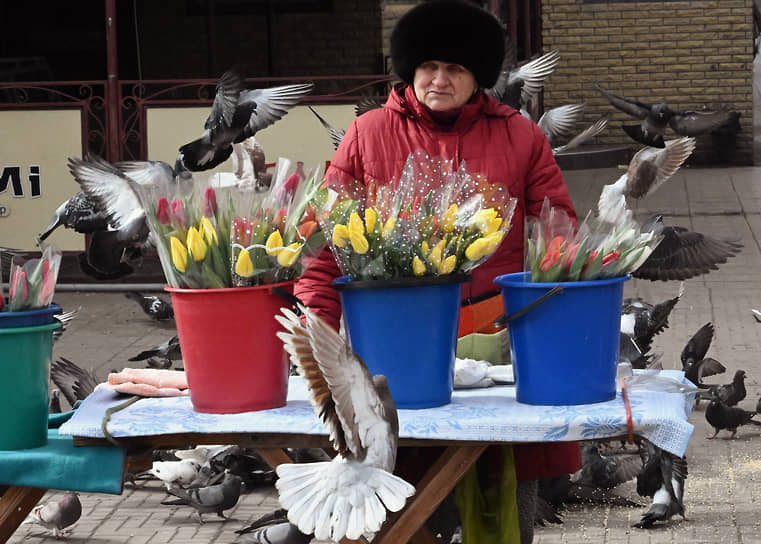 Луганск, ЛНР. Продавец цветов в преддверии Международного женского дня