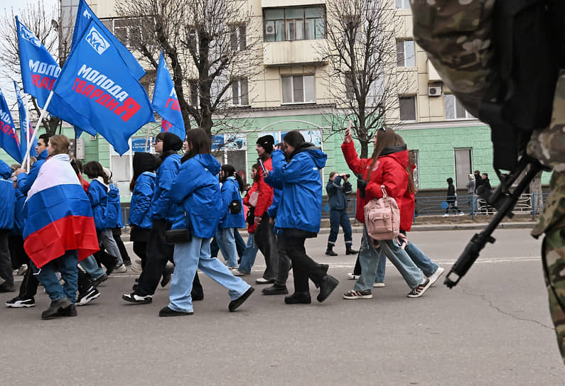Луганск, ЛНР. Шествие во время Всемирного фестиваля молодежи