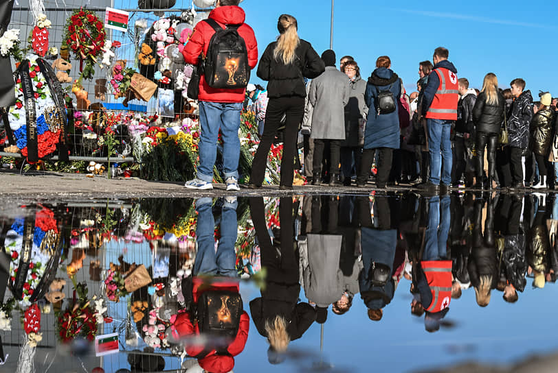 Красногорск, Москва. Стихийный мемориал в память о погибших при теракте в «Крокус Сити Холле»