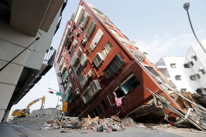 Большинство зданий на Тайване строятся с учетом сейсмической опасности. Благодаря этим мерам массовых обрушений не произошло, но отдельные здания покрылись трещинами и накренились под углом практически в 45 градусов