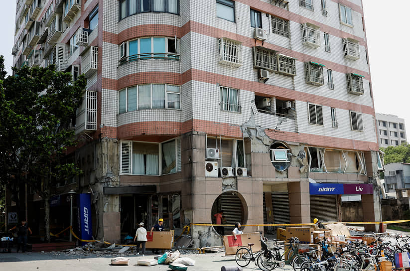 На Тайване наиболее пострадал город Хуалянь, в 25 км к юго-востоку от которого находился эпицентр землетрясения &lt;br> На фото: сотрудники магазина велосипедов выносят товары из поврежденного здания в Хуаляне