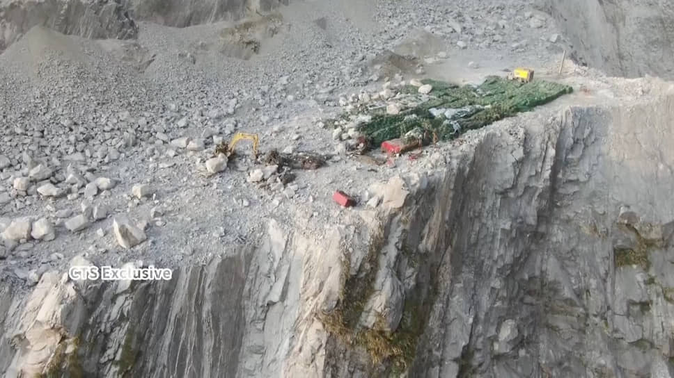 Некоторые горняки пострадали от оползня, который начался после землетрясения в районе Хуаляня (на фото)