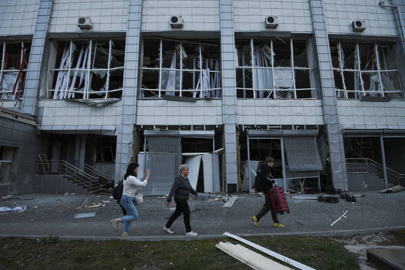 2 апреля украинские СМИ сообщали о взрывах в Днепре (ранее — Днепропетровск). Взрывы также прогремели в подконтрольном Киеву Запорожье
&lt;BR>На фото: люди около поврежденного здания в Днепре 