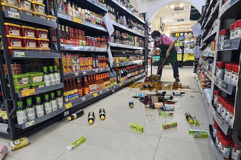 Последствия землетрясения в супермаркете в Илане