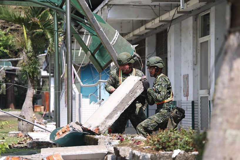 Власти Тайваня ожидают новых землетрясений на текущей неделе &lt;br> На фото: сотрудники Национальной гвардии расчищают завалы после землетрясения на Тайване