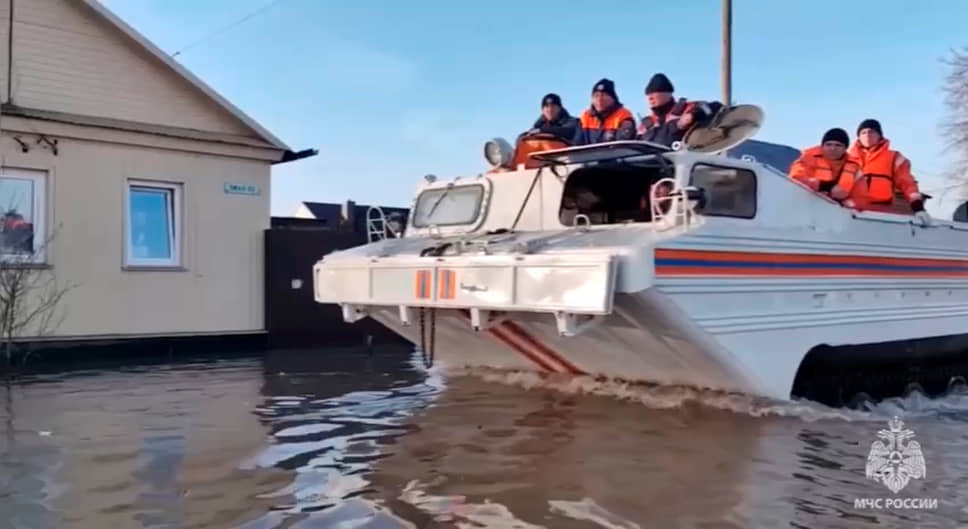 Власти Оренбургской области сообщили о разрушении дамбы в Орске в пределах 10 м