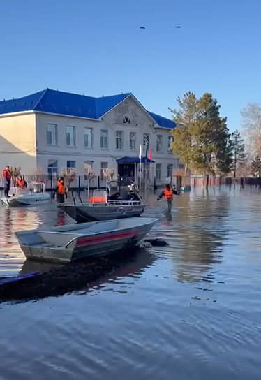 К утру 6 апреля уровень воды в реке Урал в Орске достиг 960 см. При этом насыпная дамба в городе рассчитана на подъем воды до 700 см