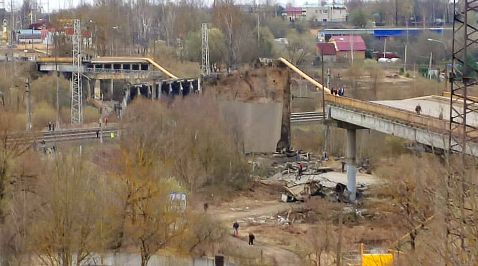 Последствия обрушения Панинского моста, соединявшего центральную часть города Вязьма с микрорайонами «Московский», «Юбилейный» и поселком Вязьма-Брянская 