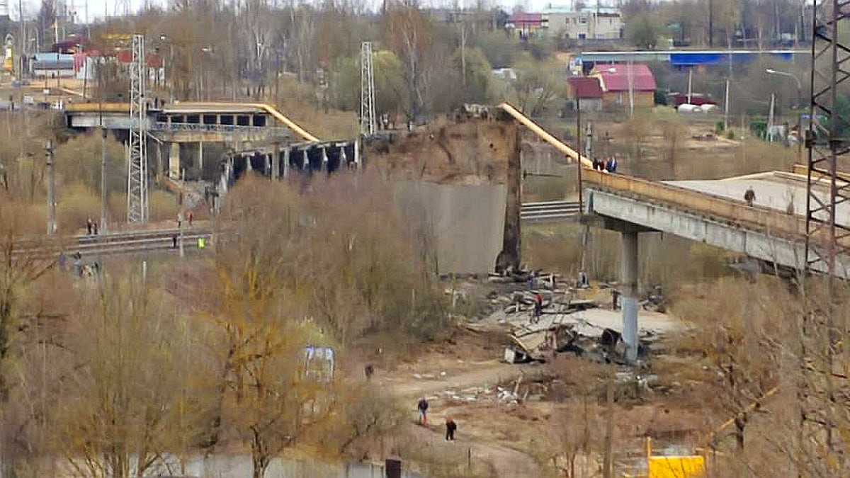 В городе Вязьме обрушился автомобильный мост