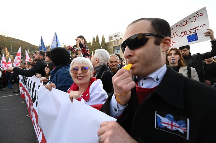 Закон об иноагентах был принят в первом чтении в марте 2023 года. Тогда в центре Тбилиси прошли протесты, на которых были задержаны более 60 человек. Несогласные граждане в том числе забросали камнями и подожгли здание парламента. На фоне протестов законопроект был отозван
