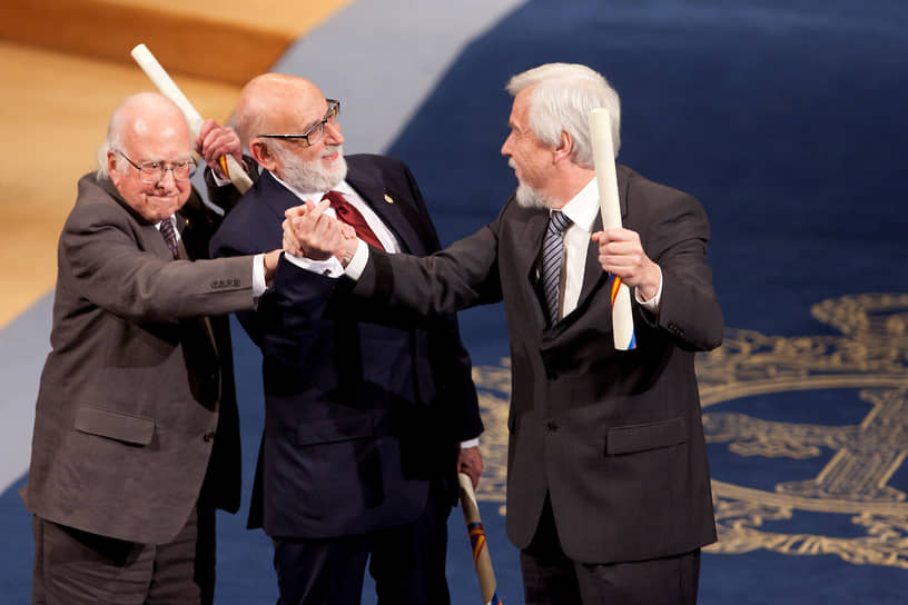 В 2013 году Хиггс получил за свою работу Нобелевскую премию. Он разделил награду с другим физиком-теоретиком — Франсуа Энглером (на фото слева, в центре — генеральный директор ЦЕРН Рольф-Дитер Хойер), чье исследование также предсказывало открытие новой элементарной частицы