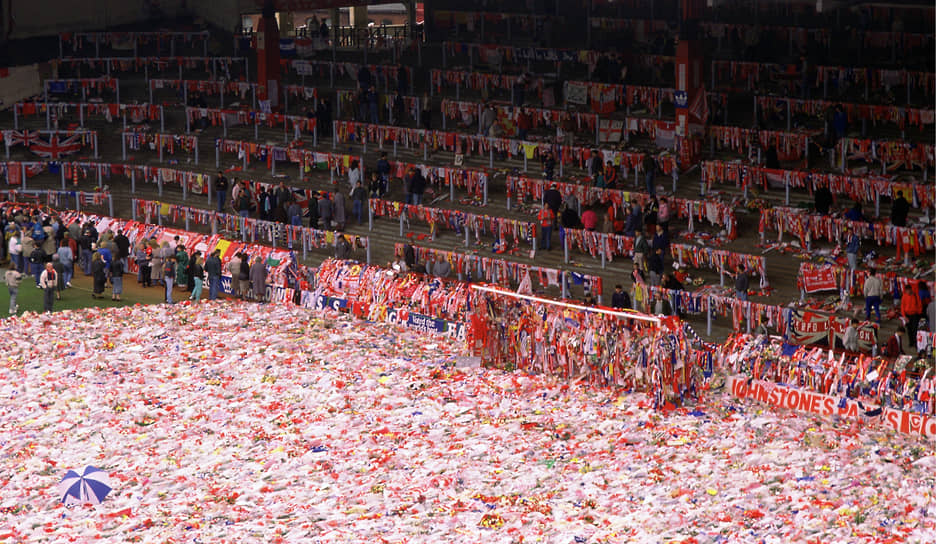 После трагедии стадион «Энфилд» был буквально усыпан цветами. Впоследствии домашняя арена футбольного клуба «Ливерпуль» стала местом паломничества болельщиков, желавших почтить память жертв «Хиллсборо»