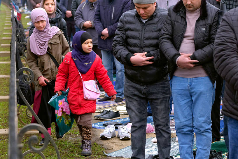 Верующие во время богослужения в Санкт-Петербурге 