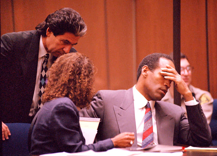 Рассмотрение дела Симпсона стало самым медийным судебным процессом в США. По оценкам американских телевизионных компаний, свыше 100 млн человек следили за объявлением приговора (на фото О. Джей Симпсон в зале суда со своим другом Робертом Кардашьяном в 1994 году)