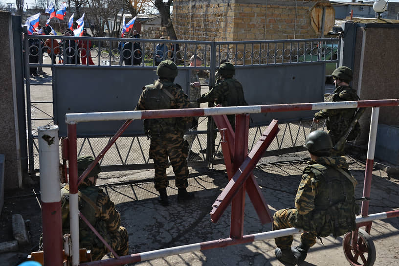 Военные охраняют территорию зенитно-ракетного полка в Евпатории (март 2014 года)