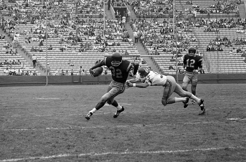 Уже в средней школе О. Джей Симпсон привлек к себе внимание выдающейся игрой в американский футбол. В 1967 году в составе команды Университета Южной Калифорнии  завоевал первое место в чемпионате США