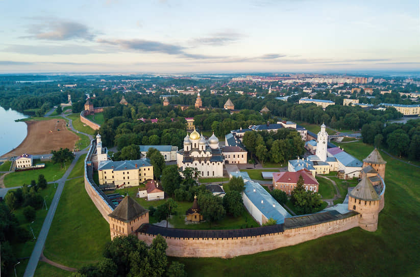 &lt;b>Новгородский кремль&lt;/b>
&lt;br>Дата начала строительства каменного кремля: 1333 год. В список Всемирного наследия ЮНЕСКО вошел в 1992 году
