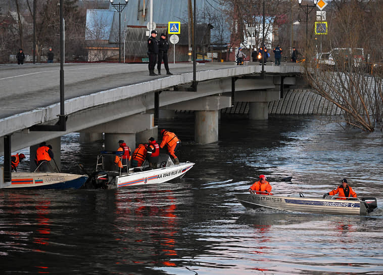 Спасатели осматривают мост на реке Тобол