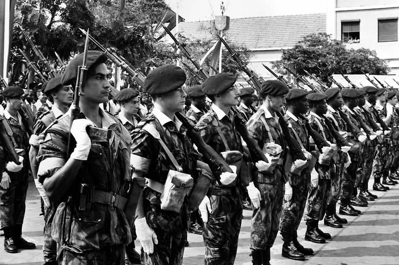 В начале 1960-‍х годов действия португальской армии в колониях пользовались всеобщей народной поддержкой, но с течением времени общественные настроения в Португалии кардинально поменялись