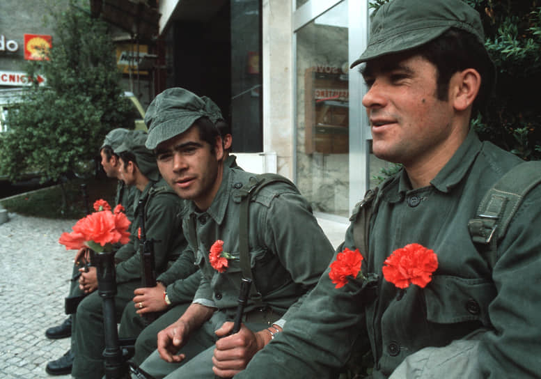 Цветы в дулах винтовок — один из самых узнаваемых символов в истории революций