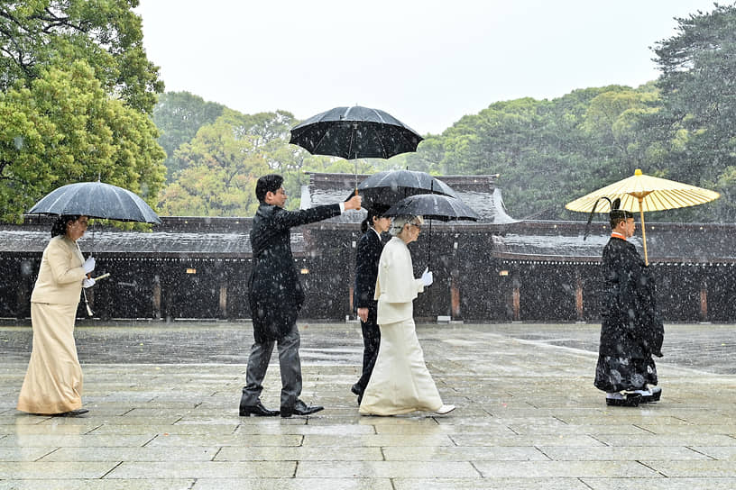Токио. Почетная императрица Японии Митико (вторая справа) во время 110-й годовщины смерти вдовствующей императрицы Секэн