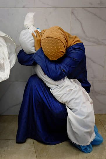 Сектор Газа. «Палестинская женщина обнимает тело своей племянницы», фотограф Мохаммед Салем. Снимок победил в номинации «Фотография года»