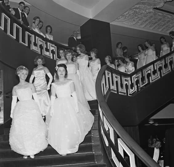 Участницы бала дебютанток в отеле Grosvenor House. Фотография сделана на 4 года позже того бала, в котором участвовала Роуз Дагдейл