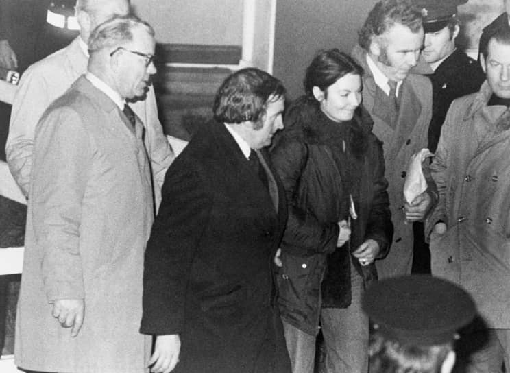 Марион Койл (в центре) после того, как она вместе с Эдди Галлахером добровольно сдалась властям