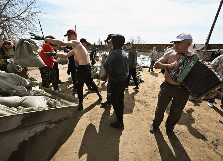 Жители города Ишим во время работ по возведению защитных сооружений