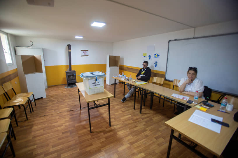 Зал для голосования в косовской Митровице