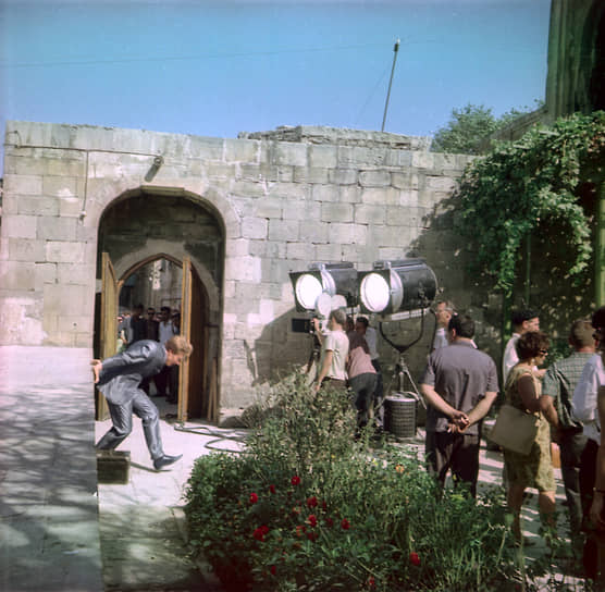 Съемки стамбульских лабиринтов (на фото) проходили в сентябре 1968 года в Баку. Стояла жара. Особенно нелегко приходилось Андрею Миронову, одетому в блестящий костюм из синтетической ткани и белую водолазку