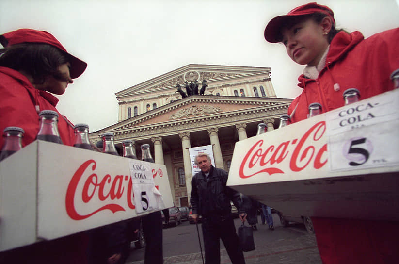 По данным самой компании, за почти 40 лет присутствия на российском рынке Coca-Cola инвестировала в Россию $6,2 млрд&lt;br>
На фото: продажа прохладительных напитков на Театральной площади в Москве, 2000 год