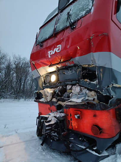 Последствия столкновения тепловоза поезда № 354 Адлер—Пермь и маневрового локомотива